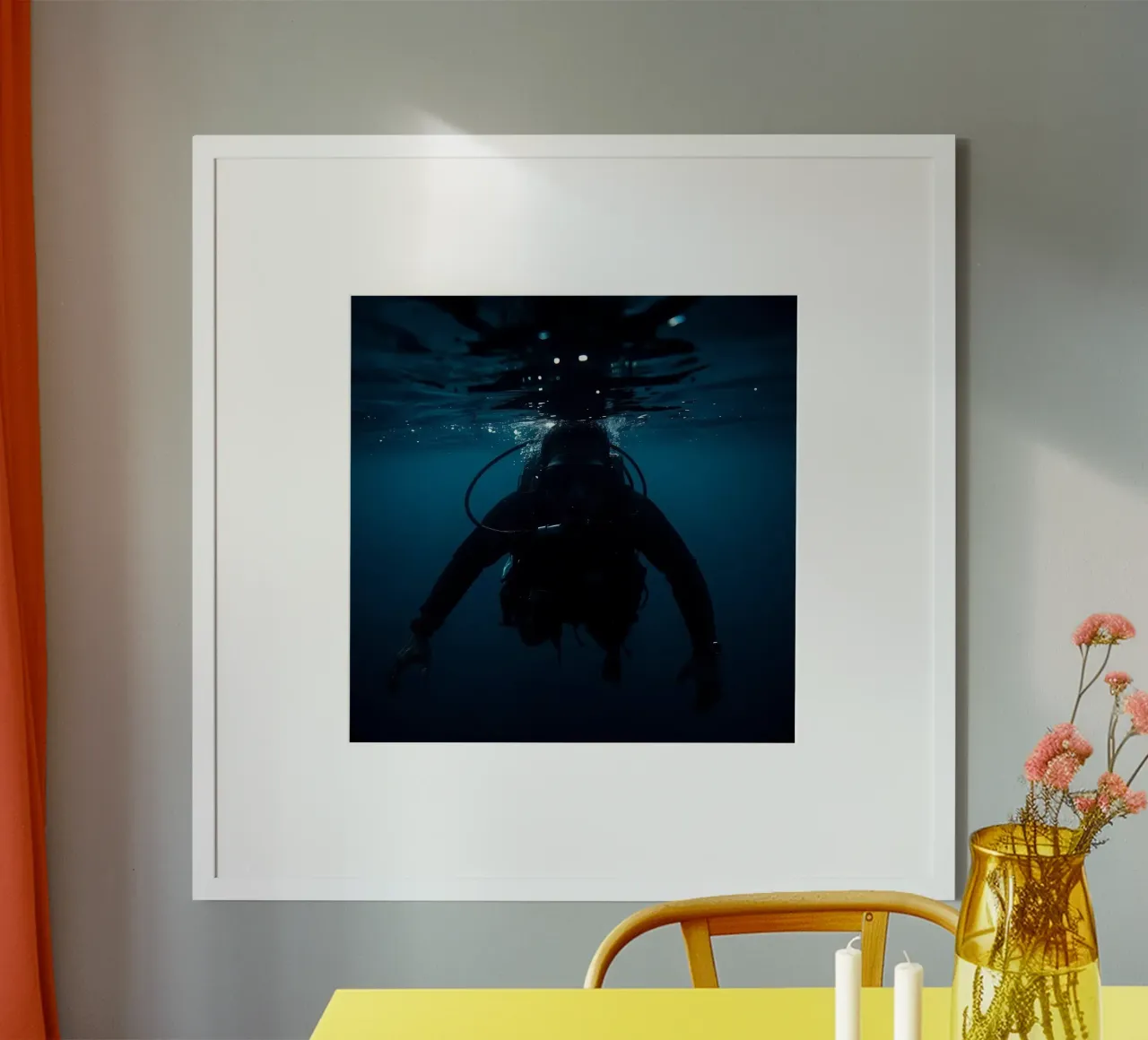 Scuba Diver Unterwasser Low Angle View Poster mit Aluminium Rahmen von DesignDoodle
