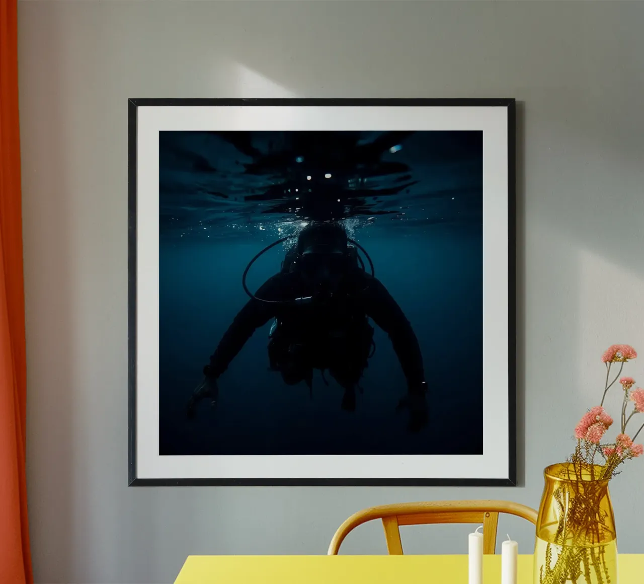 Scuba Diver Unterwasser Low Angle View Poster mit Aluminium Rahmen von DesignDoodle
