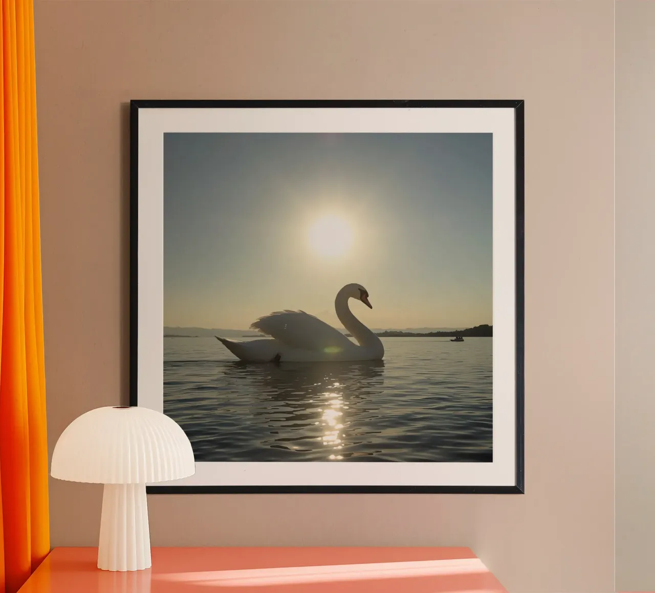 Cisne nadando en el agua al atardecer poster de DesignDoodle