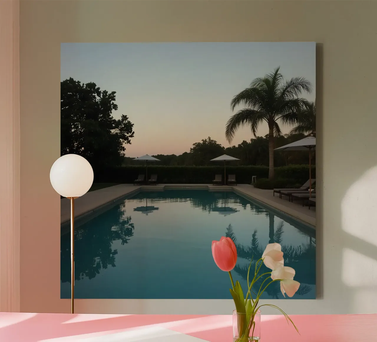 Zwembad met weerspiegeling van palmbomen en parasols bij zonsondergang canvas met Baklijst van DesignDoodle