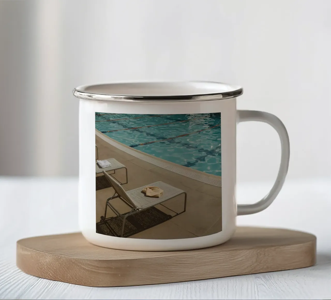 Piscina con sedie a sdraio e asciugamani tazza in smalto da DesignDoodle