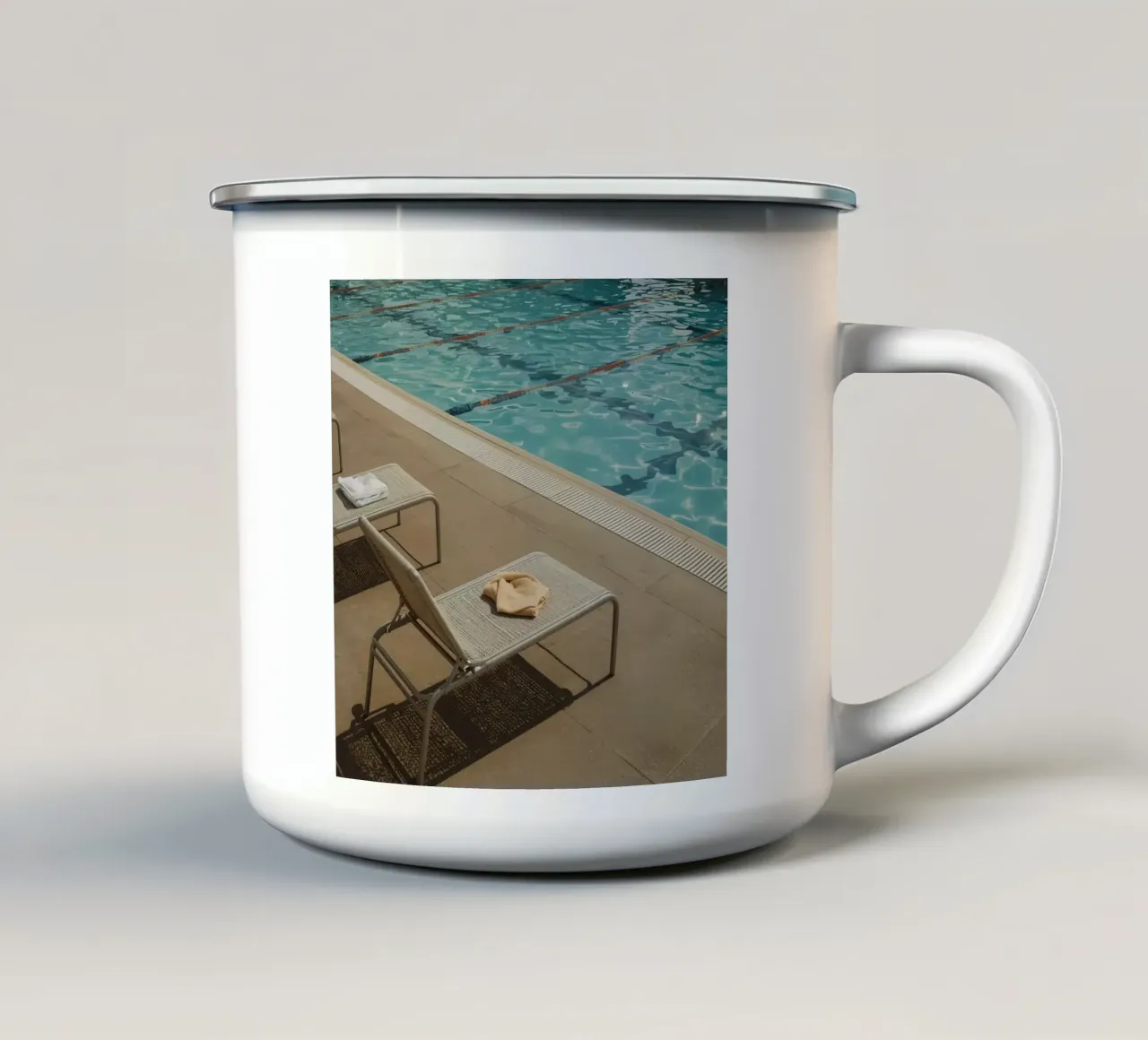 Piscina con sedie a sdraio e asciugamani tazza in smalto da DesignDoodle