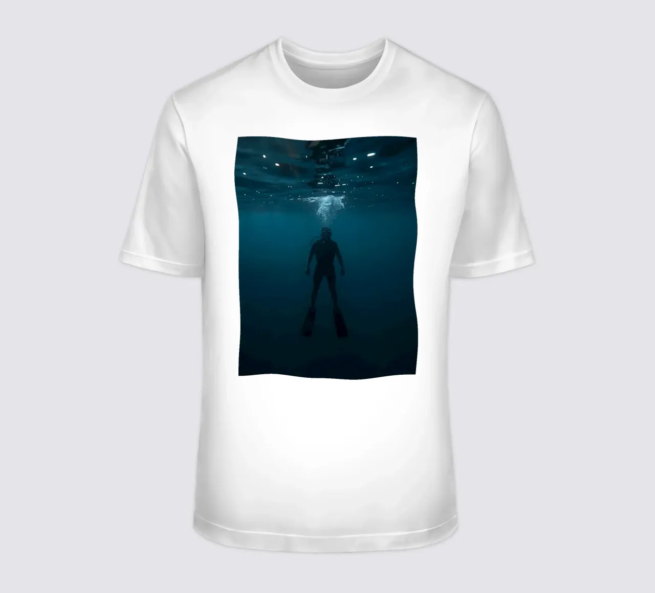 Silhouette subacquea di un sommozzatore t-shirt da DesignDoodle