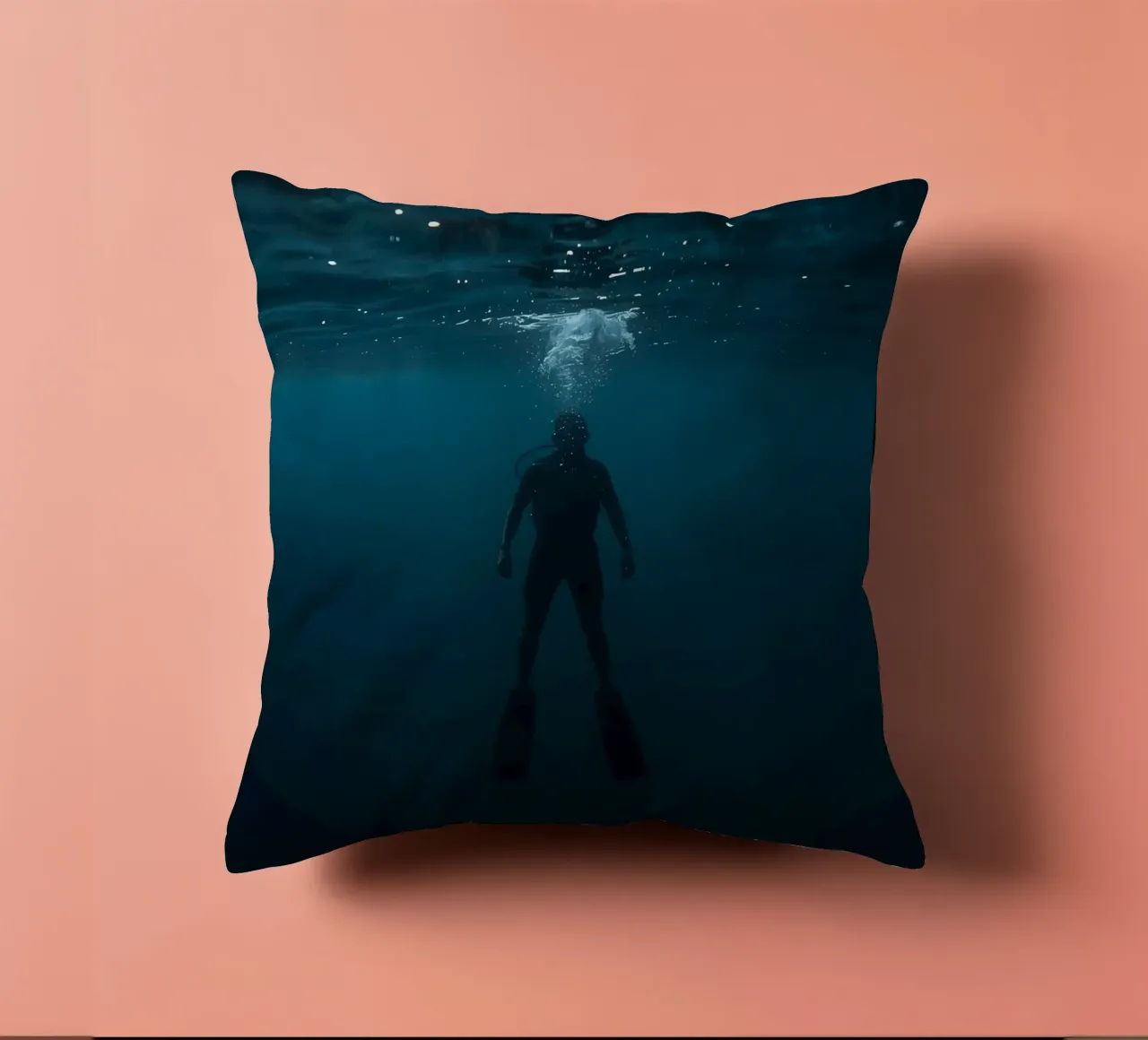 Silhouette subacquea di un sommozzatore cuscino da DesignDoodle