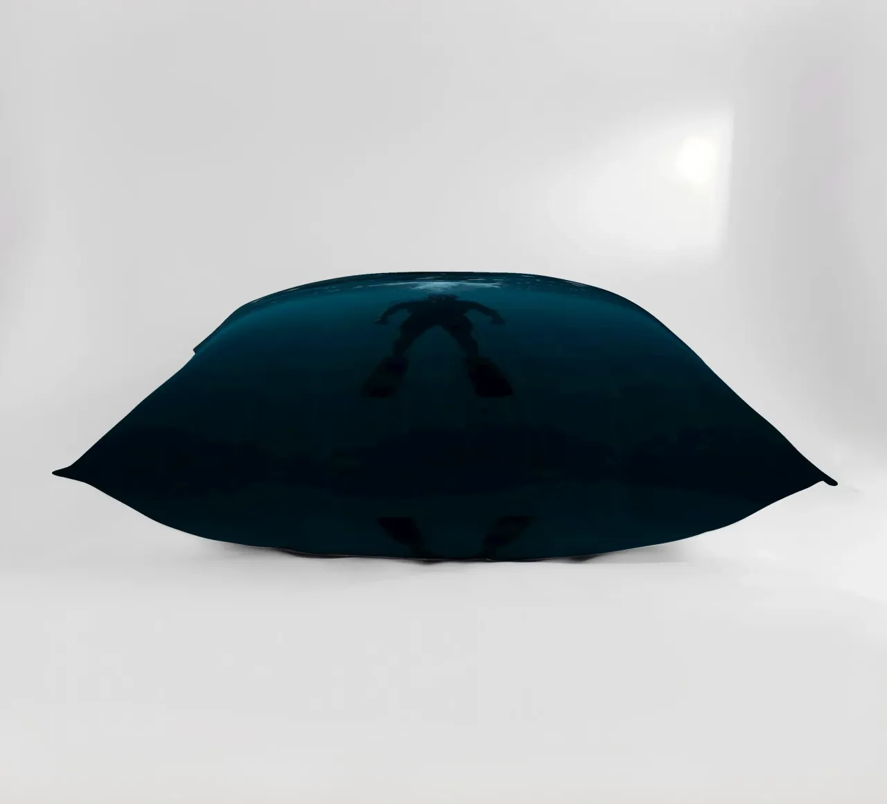 Silhouette subacquea di un sommozzatore cuscino da DesignDoodle