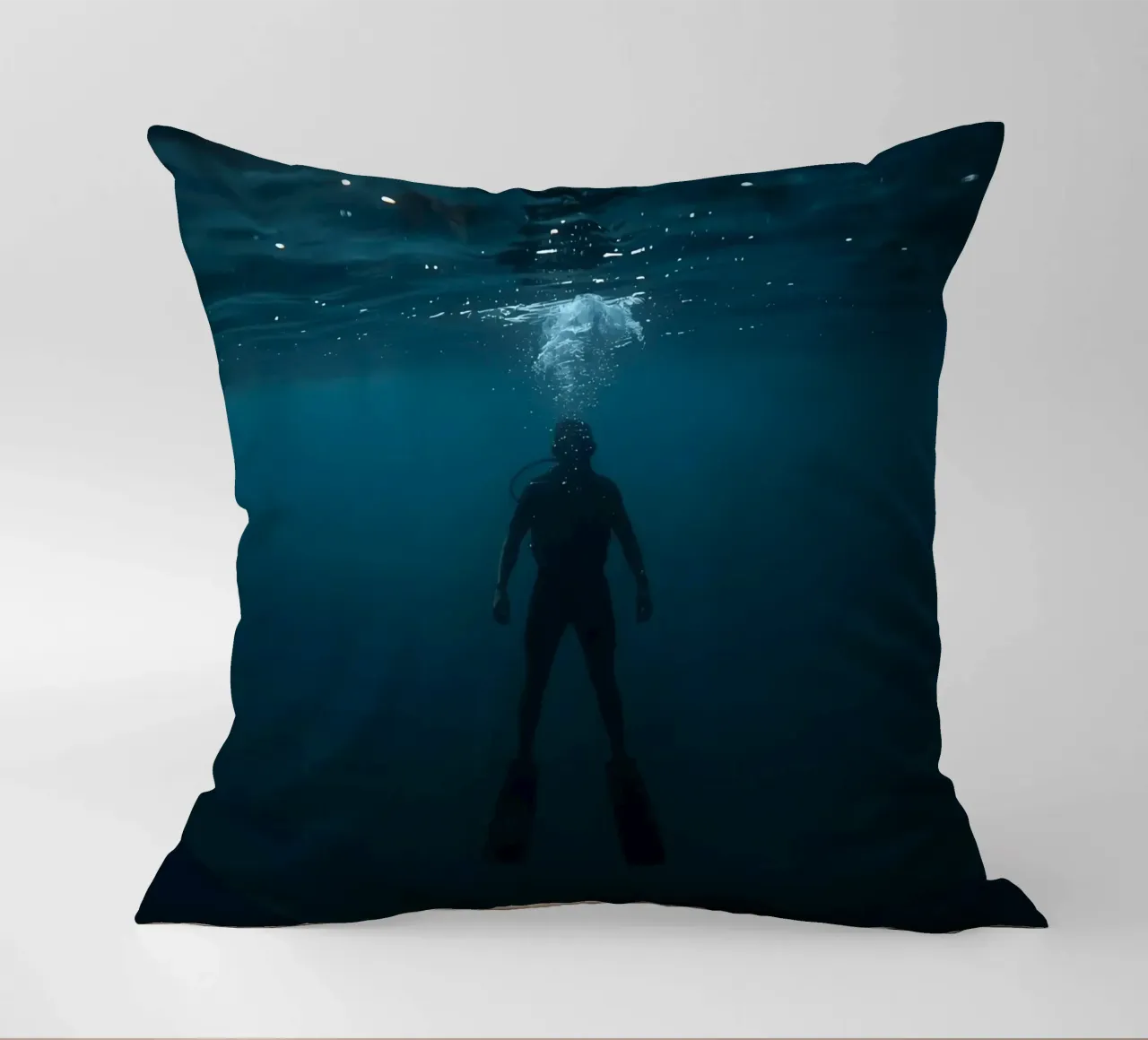 Silhouette subacquea di un sommozzatore cuscino da DesignDoodle