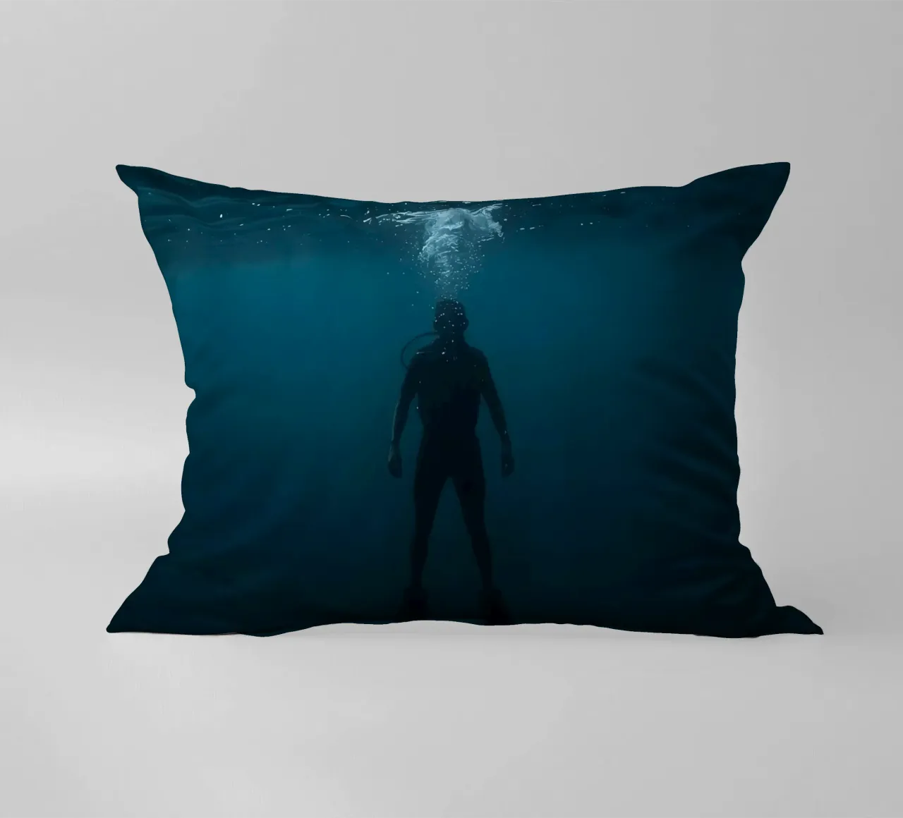 Silhouette subacquea di un sommozzatore cuscino da DesignDoodle