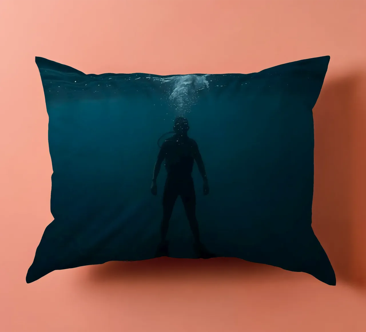 Silhouette subacquea di un sommozzatore cuscino da DesignDoodle
