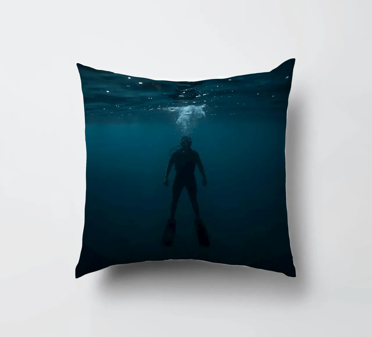 Silhouette subacquea di un sommozzatore cuscino da DesignDoodle