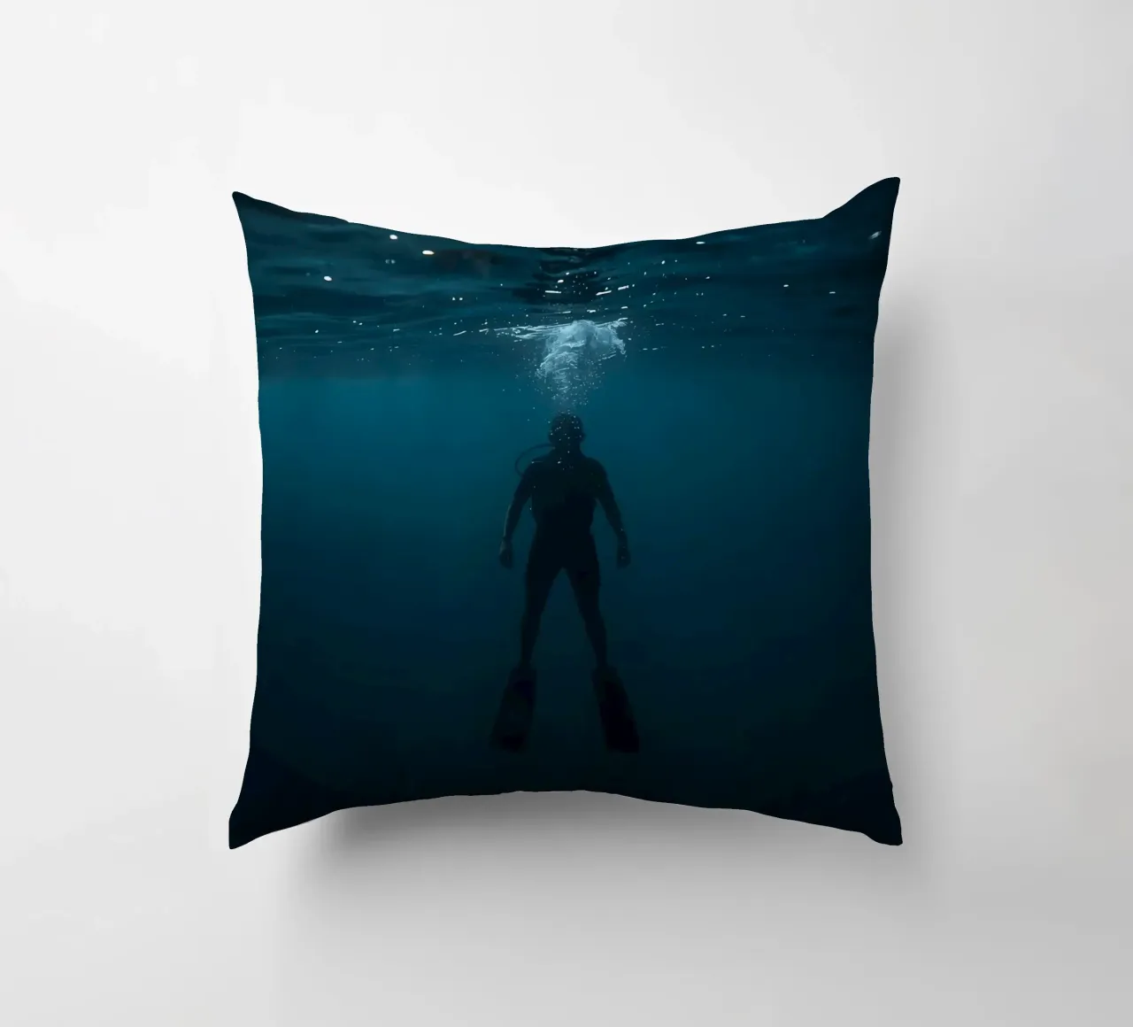 Silhouette subacquea di un sommozzatore cuscino da DesignDoodle