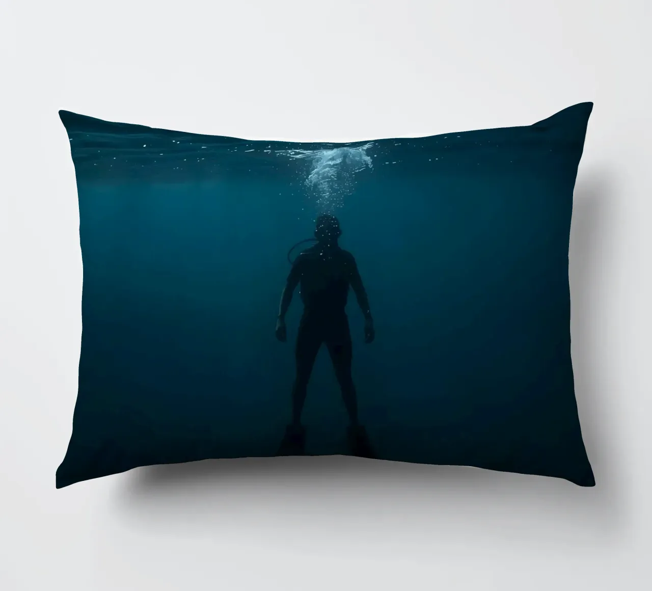 Silhouette subacquea di un sommozzatore cuscino da DesignDoodle