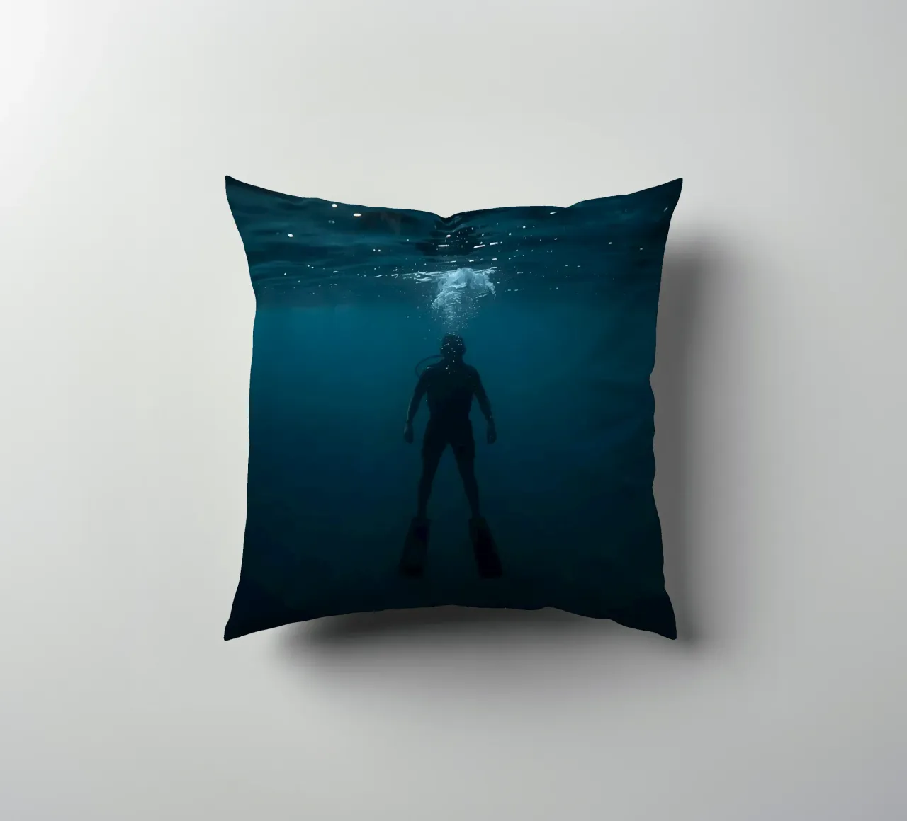 Silhouette subacquea di un sommozzatore cuscino da DesignDoodle