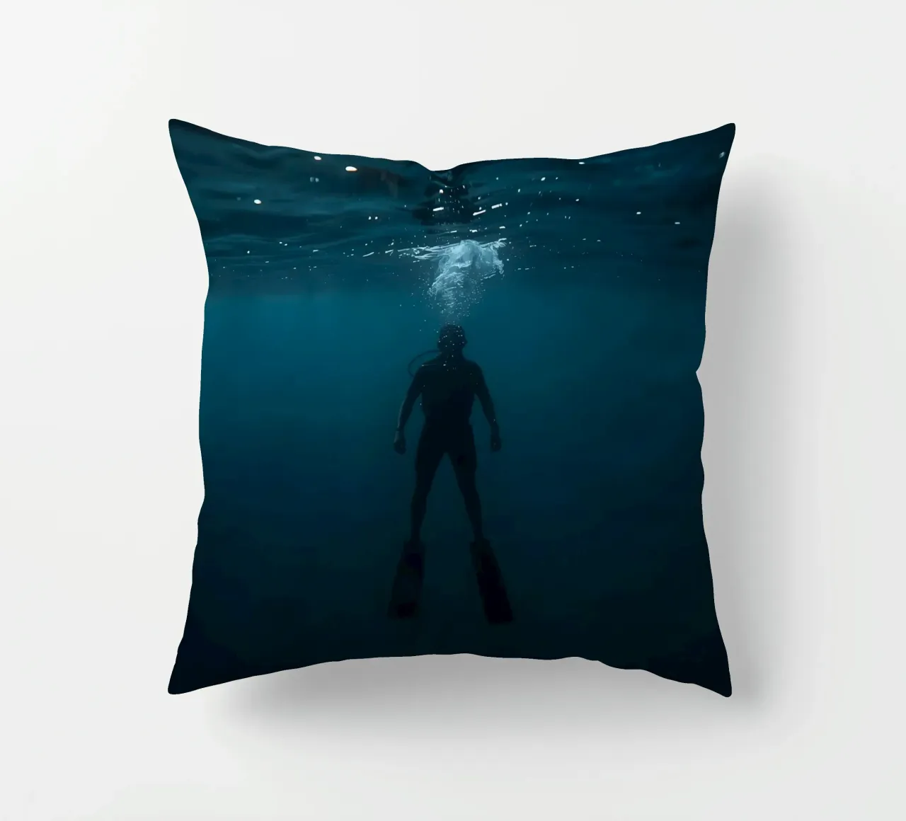 Silhouette subacquea di un sommozzatore cuscino da DesignDoodle