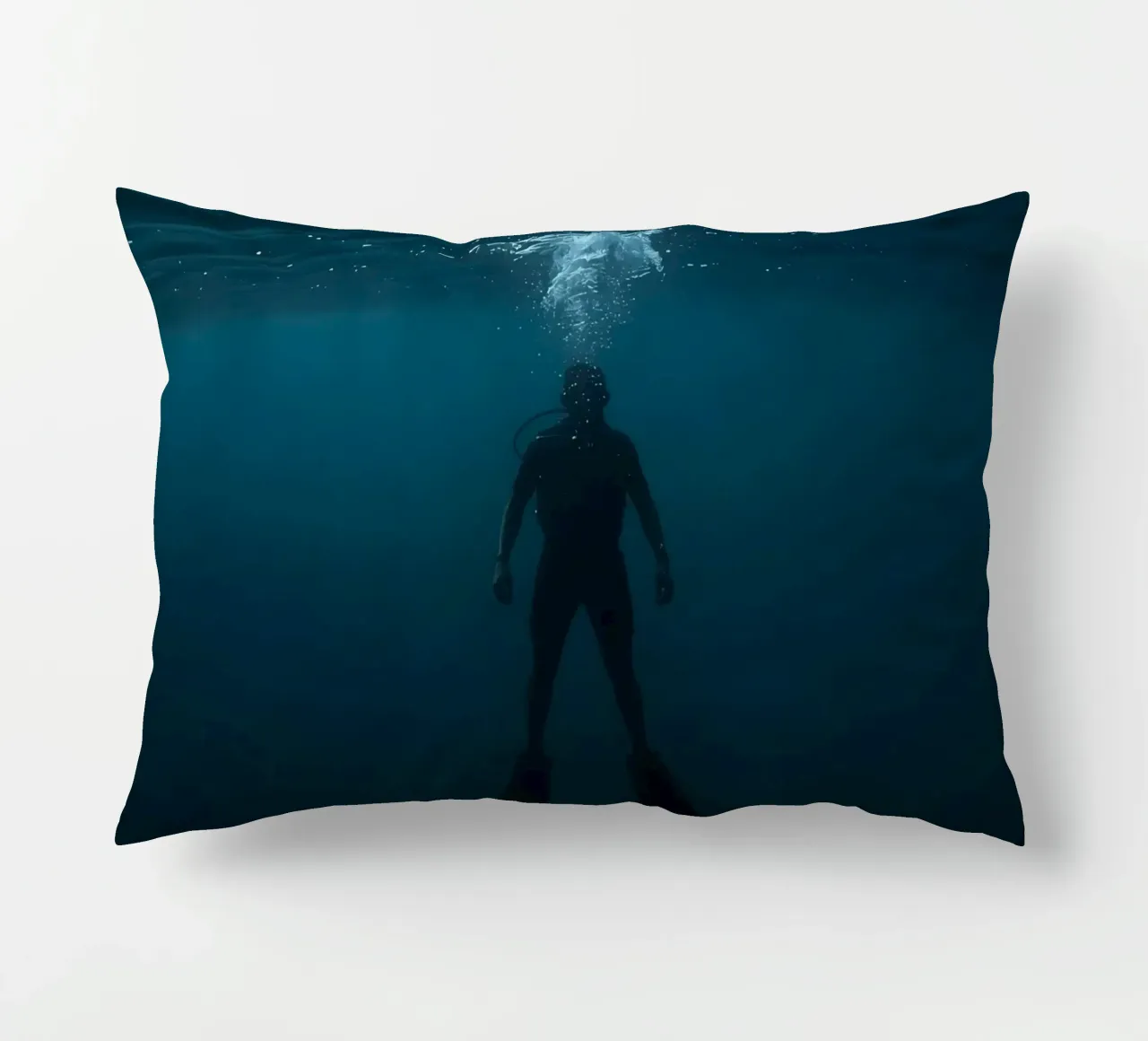 Silhouette subacquea di un sommozzatore cuscino da DesignDoodle