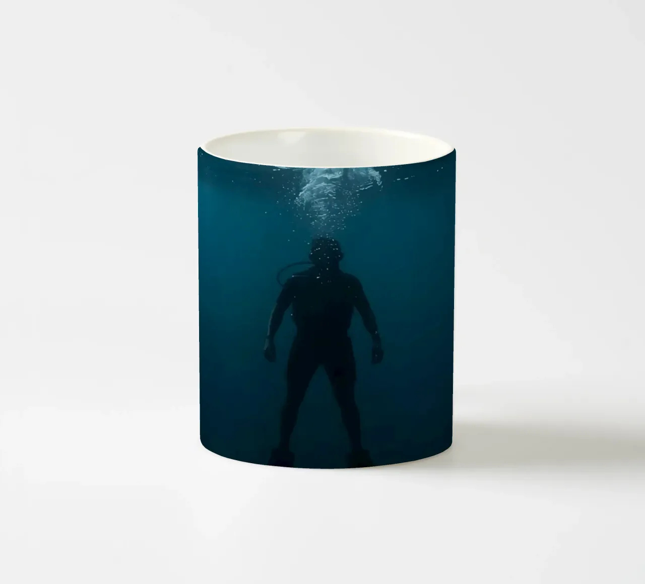 Silhouette subacquea di un sommozzatore tazza in ceramica da DesignDoodle