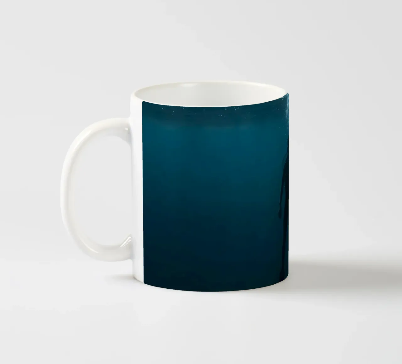 Silhouette subacquea di un sommozzatore tazza in ceramica da DesignDoodle