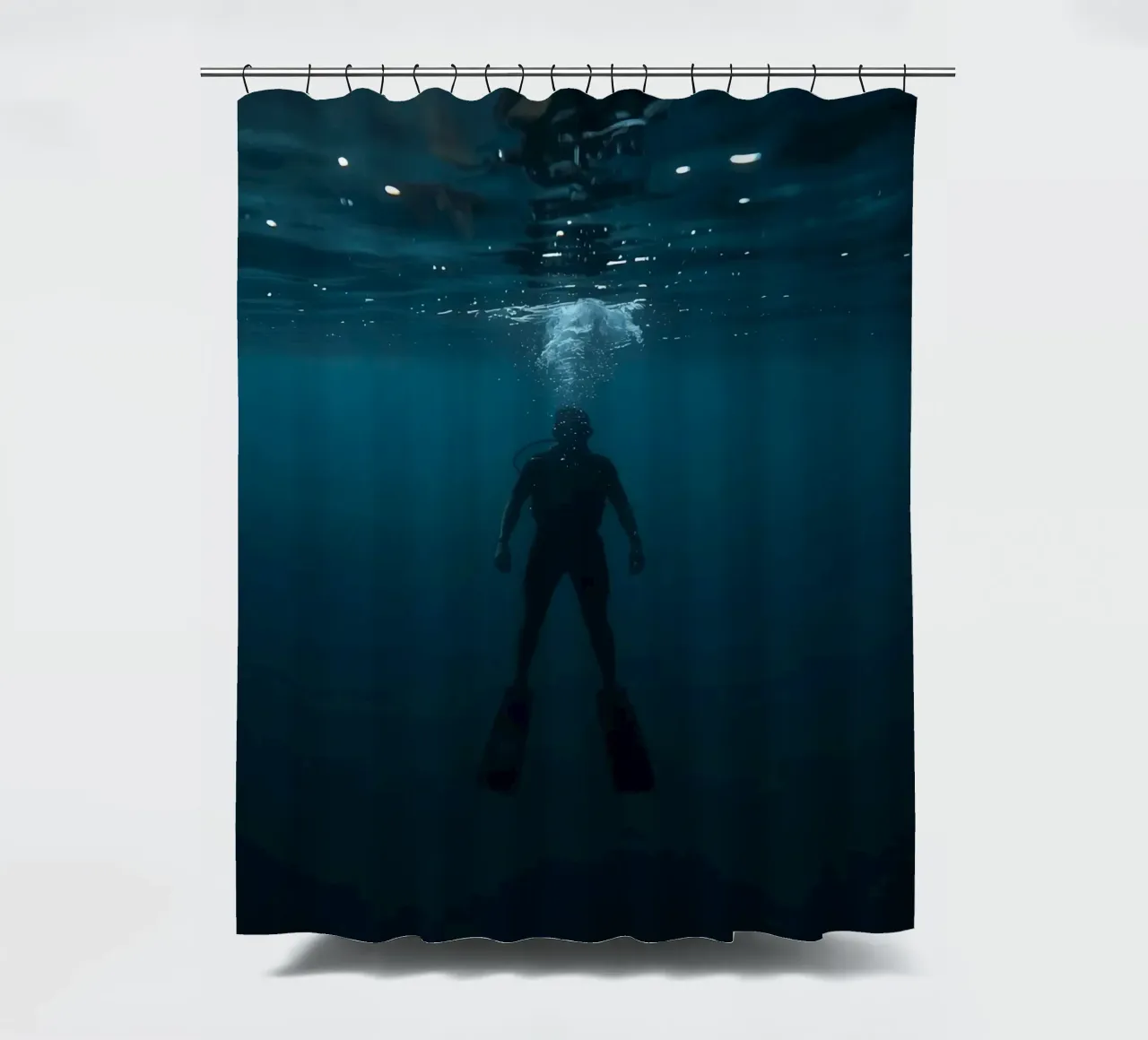 Silhouette subacquea di un sommozzatore tenda da doccia da DesignDoodle