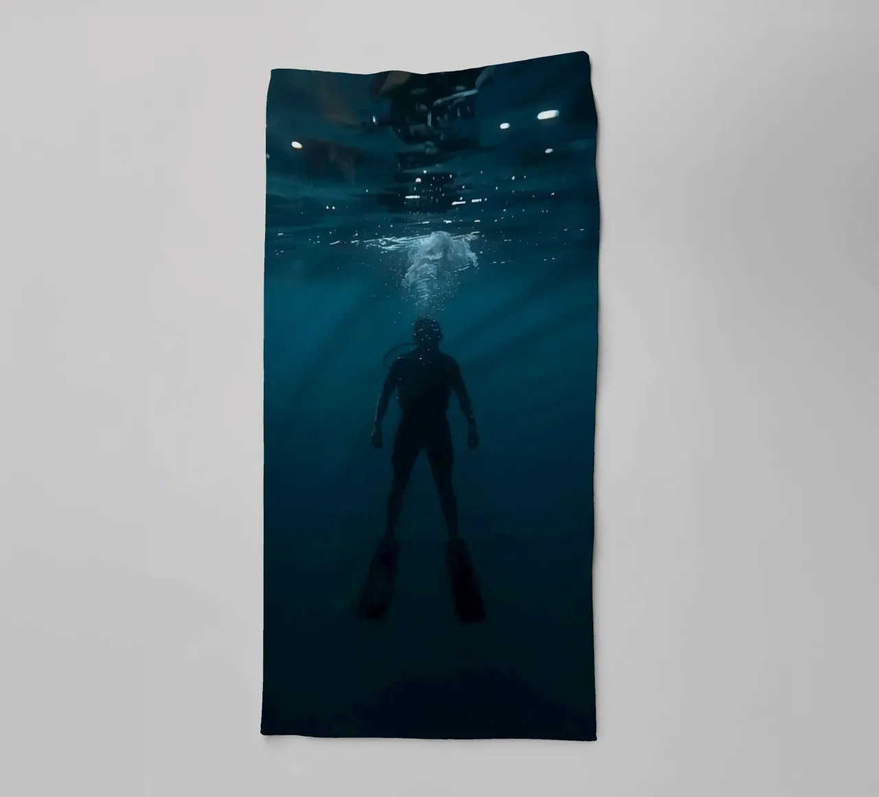 Silhouette subacquea di un sommozzatore asciugamano da bagno da DesignDoodle
