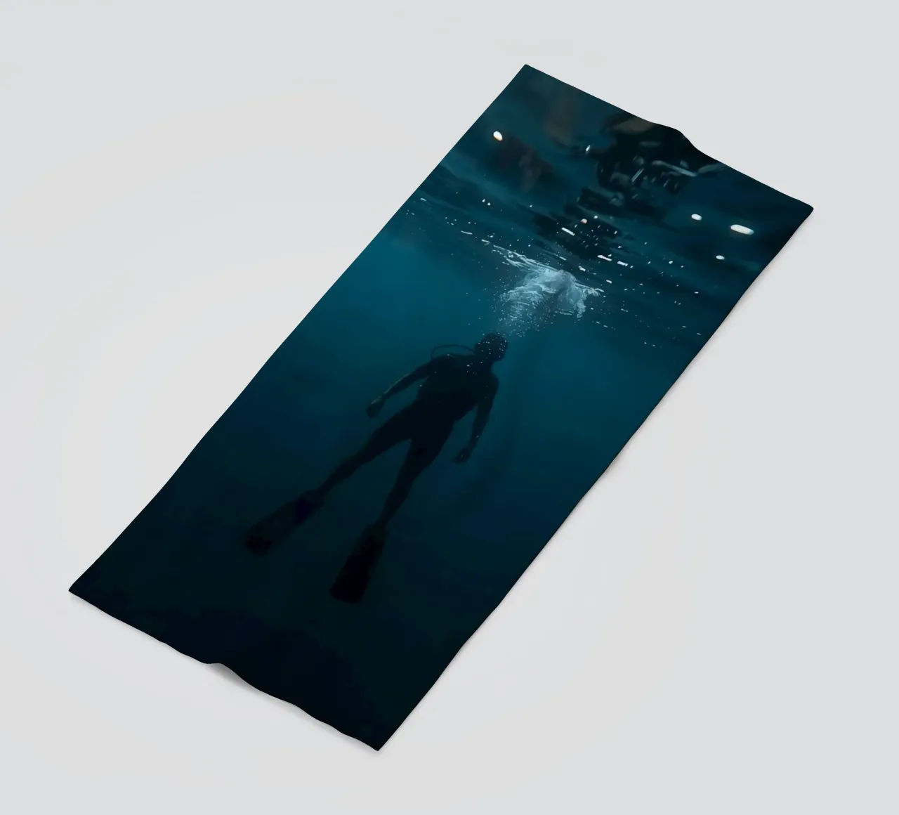 Silhouette subacquea di un sommozzatore telo mare da DesignDoodle