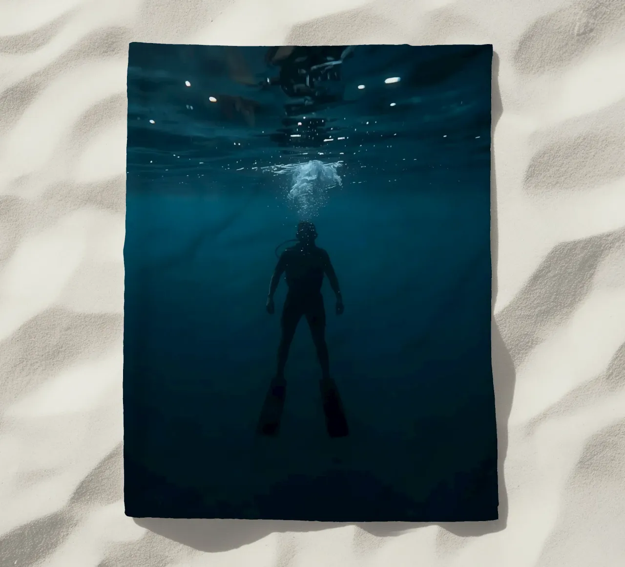 Silhouette subacquea di un sommozzatore telo mare da DesignDoodle