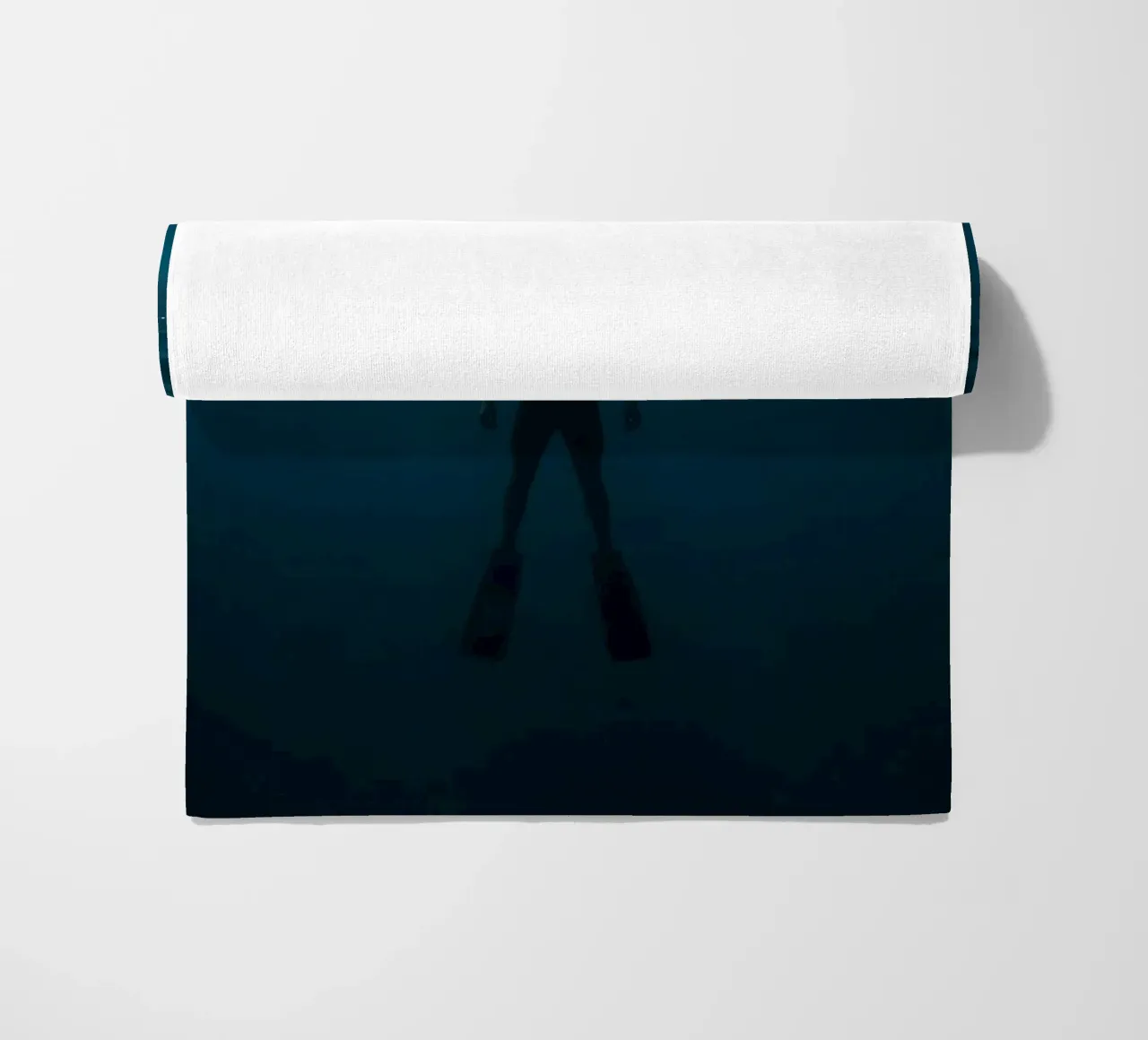Silhouette subacquea di un sommozzatore telo mare da DesignDoodle