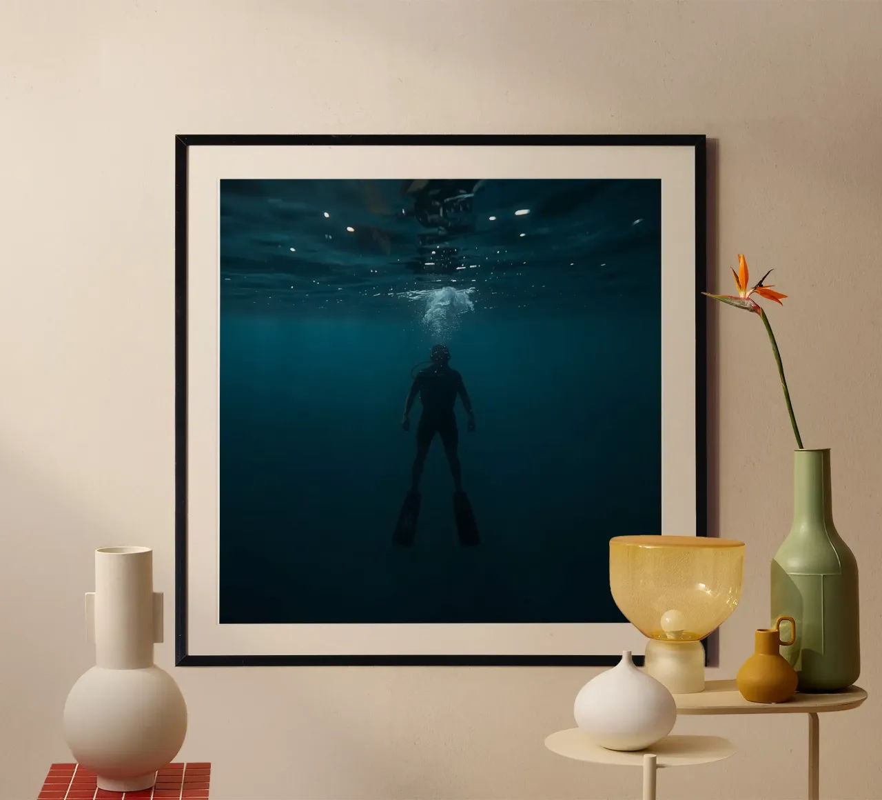 Silhouette subacquea di un sommozzatore poster con telaio in alluminio da DesignDoodle
