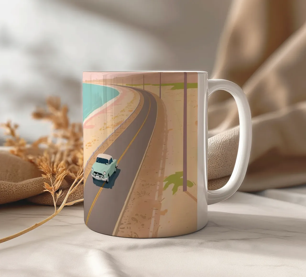 Auto d'epoca su strada costiera con spiaggia e pali telefonici tazza in ceramica da DesignDoodle