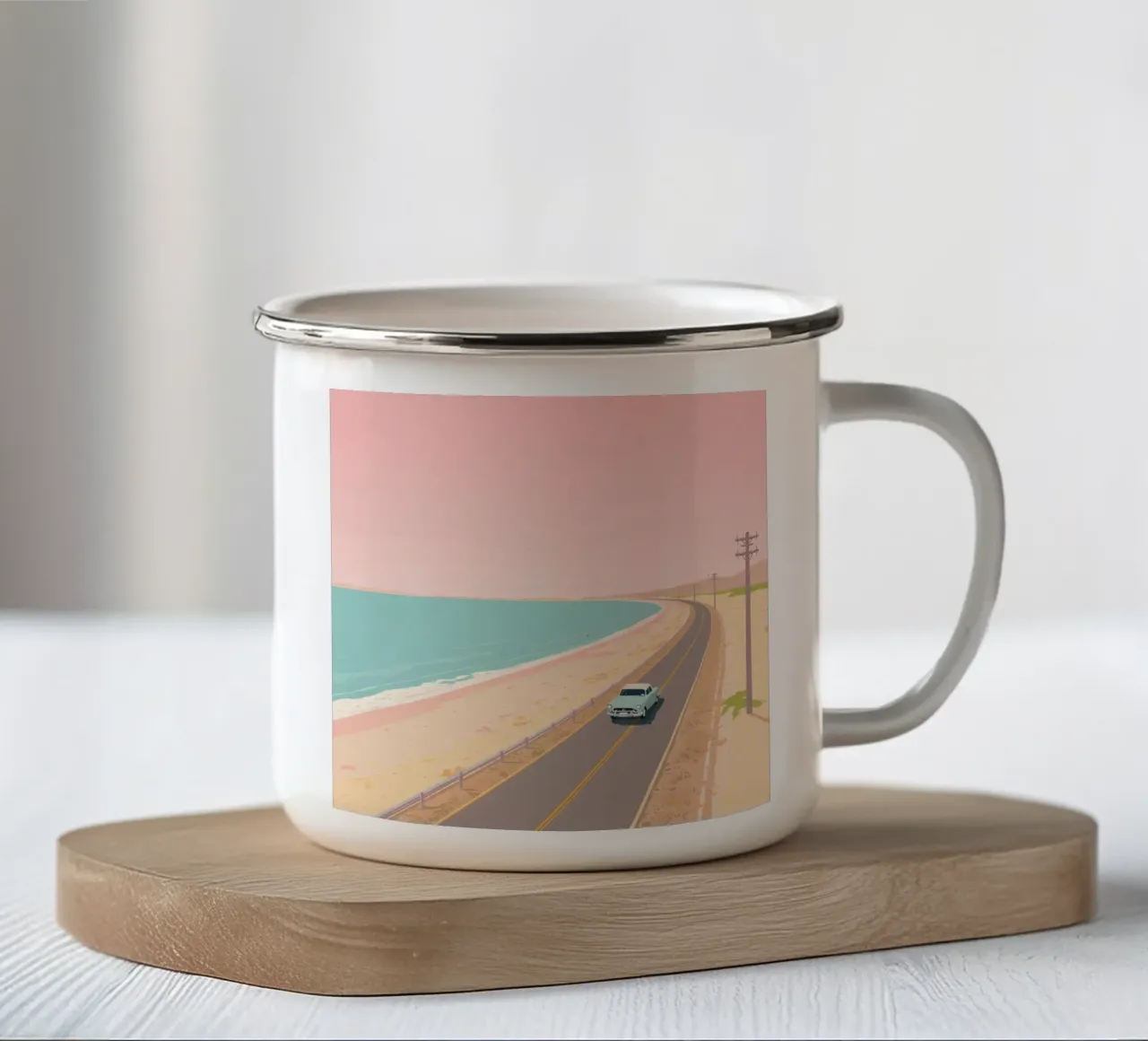 Auto d'epoca su strada costiera con spiaggia e pali telefonici tazza in smalto da DesignDoodle