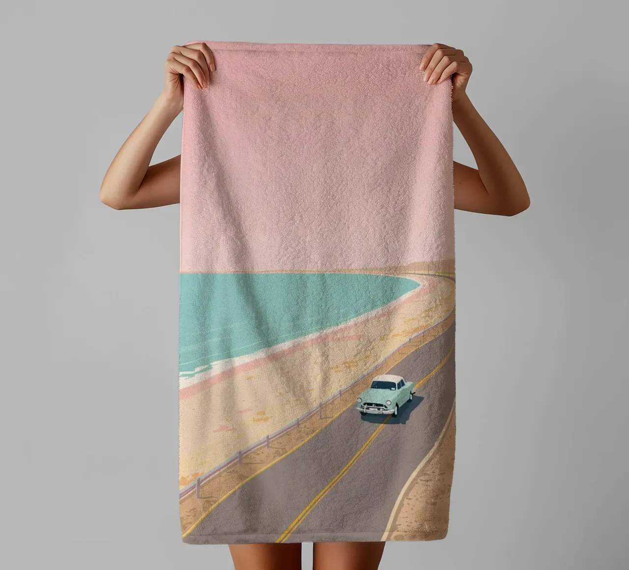 Auto d'epoca su strada costiera con spiaggia e pali telefonici asciugamano da bagno da DesignDoodle