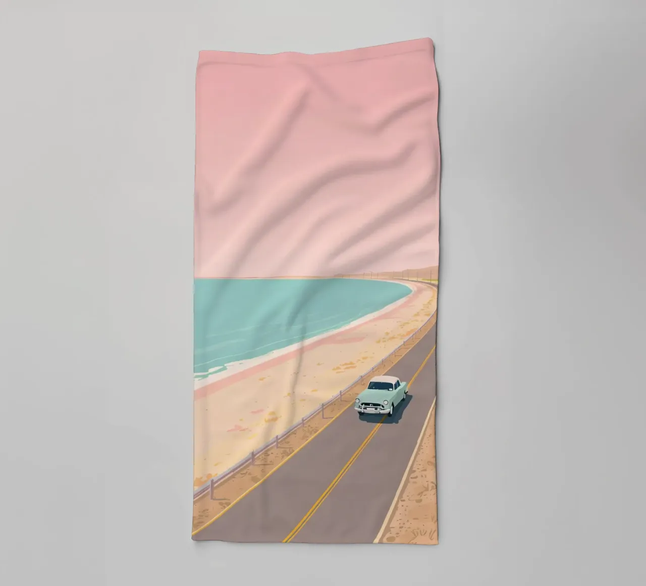 Auto d'epoca su strada costiera con spiaggia e pali telefonici asciugamano da bagno da DesignDoodle