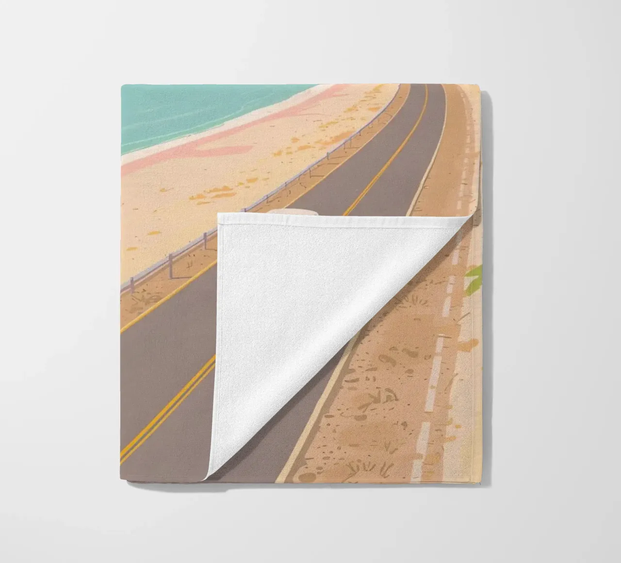 Auto d'epoca su strada costiera con spiaggia e pali telefonici telo mare da DesignDoodle