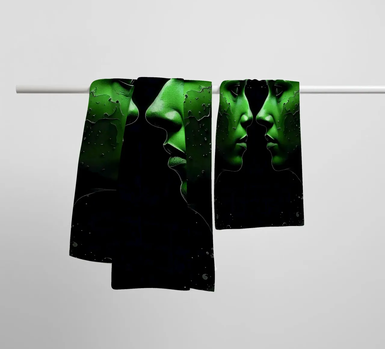 Specchio_verde_2 asciugamano da bagno da AI-Portraits by LK