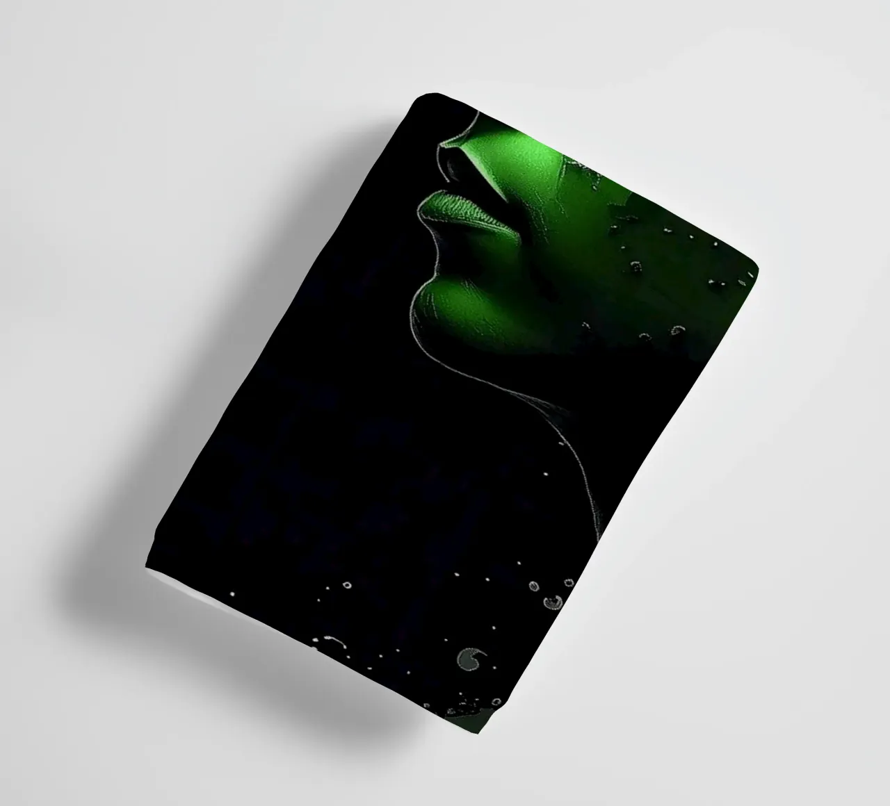 Specchio_verde_2 asciugamano da bagno da AI-Portraits by LK