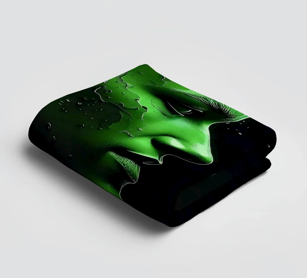 Specchio_verde_2 asciugamano da bagno da AI-Portraits by LK