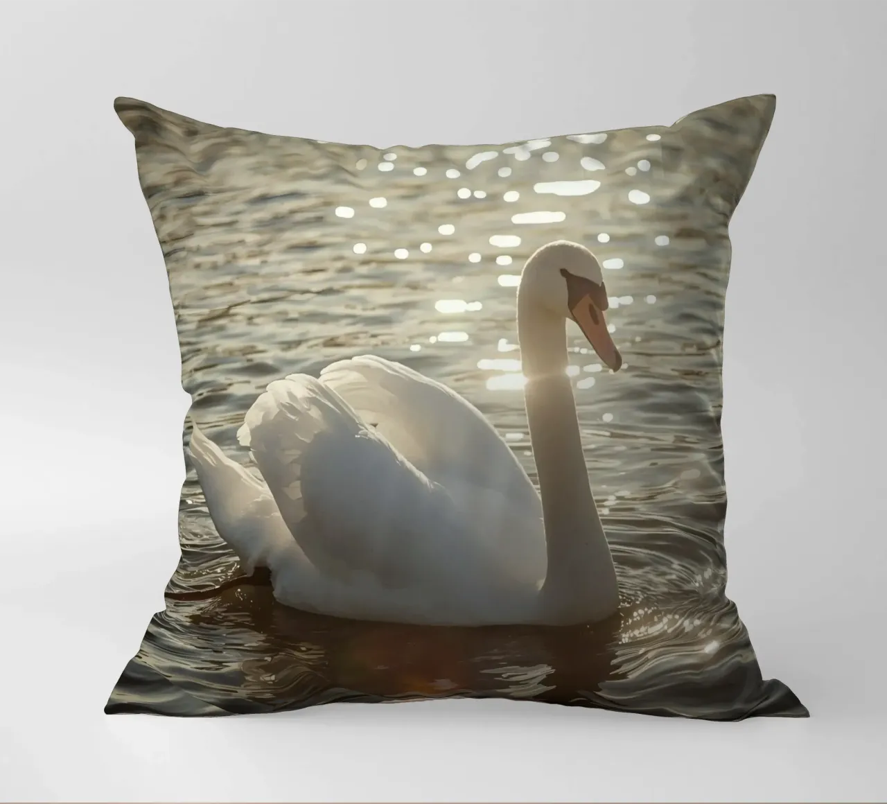 Cigno bianco sull'acqua con riflessi di luce solare cuscino da DesignDoodle
