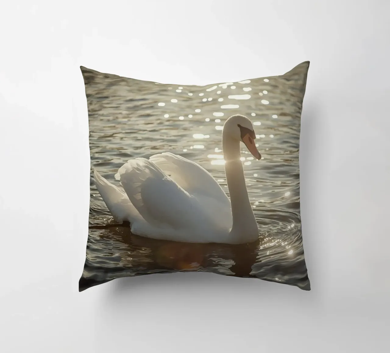 Cigno bianco sull'acqua con riflessi di luce solare cuscino da DesignDoodle