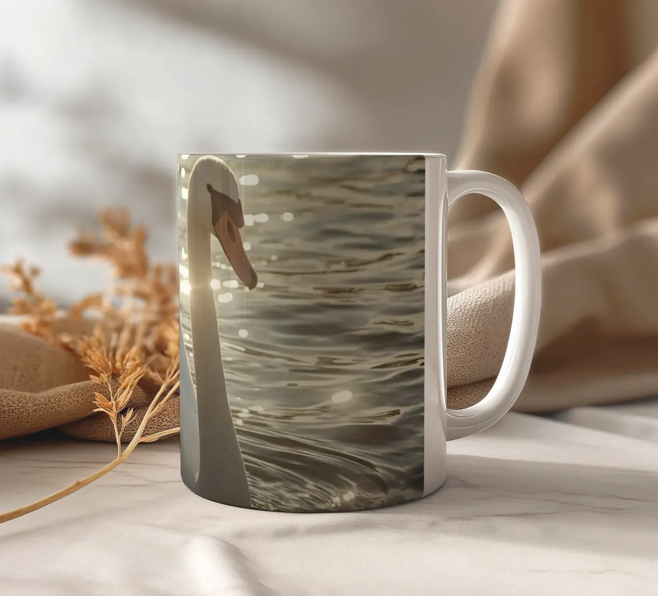 Cigno bianco sull'acqua con riflessi di luce solare tazza in ceramica da DesignDoodle