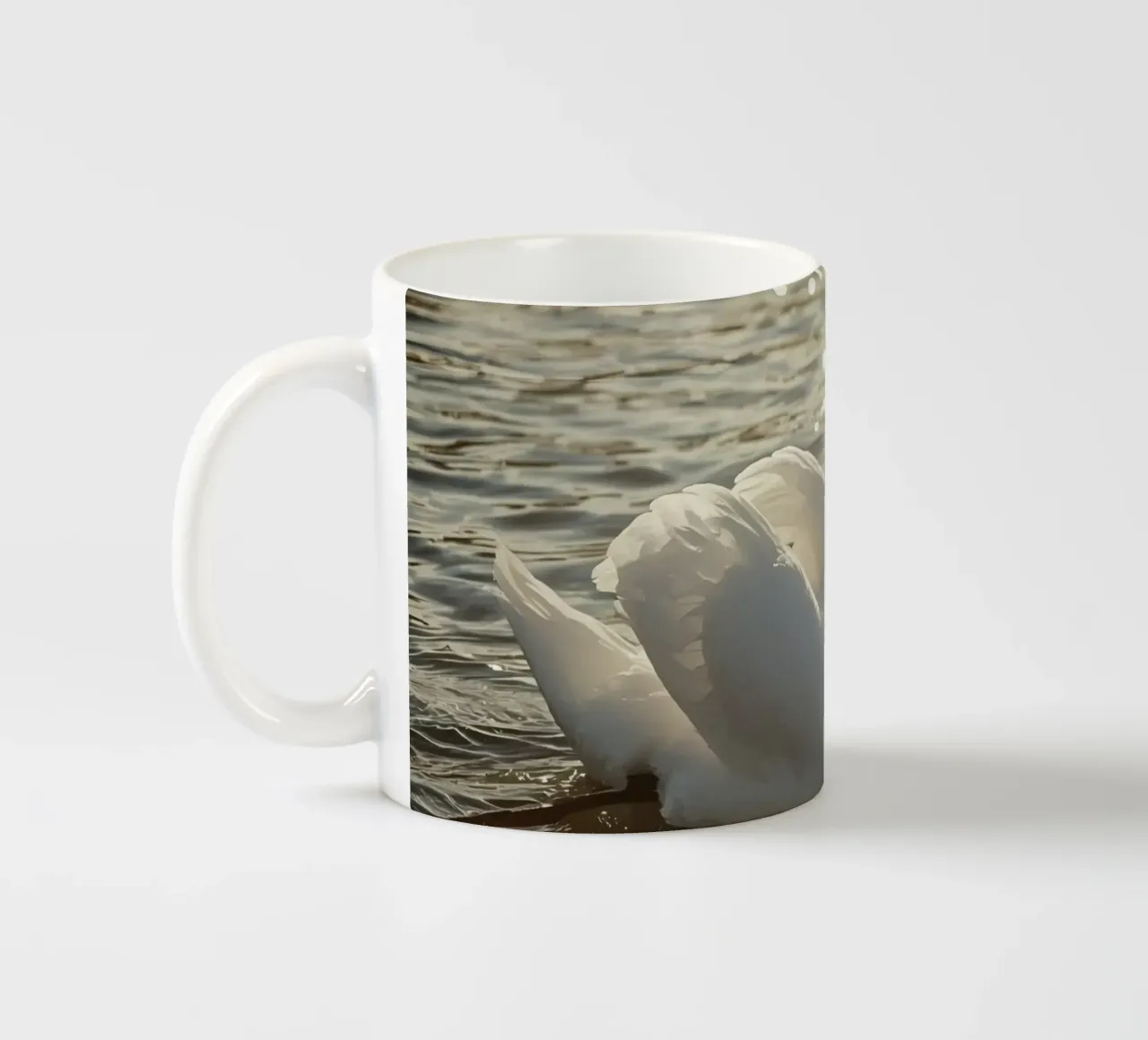 Cigno bianco sull'acqua con riflessi di luce solare tazza in ceramica da DesignDoodle
