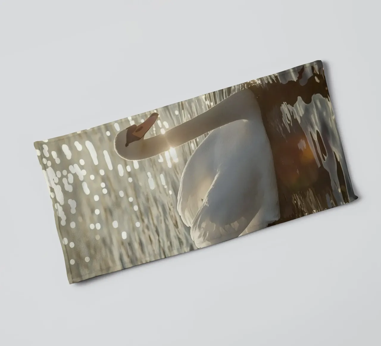 Cigno bianco sull'acqua con riflessi di luce solare asciugamano da bagno da DesignDoodle