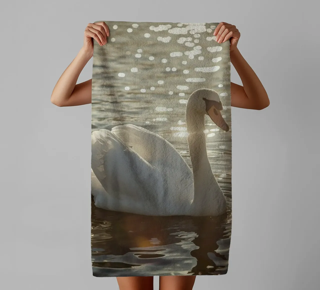Cigno bianco sull'acqua con riflessi di luce solare asciugamano da bagno da DesignDoodle