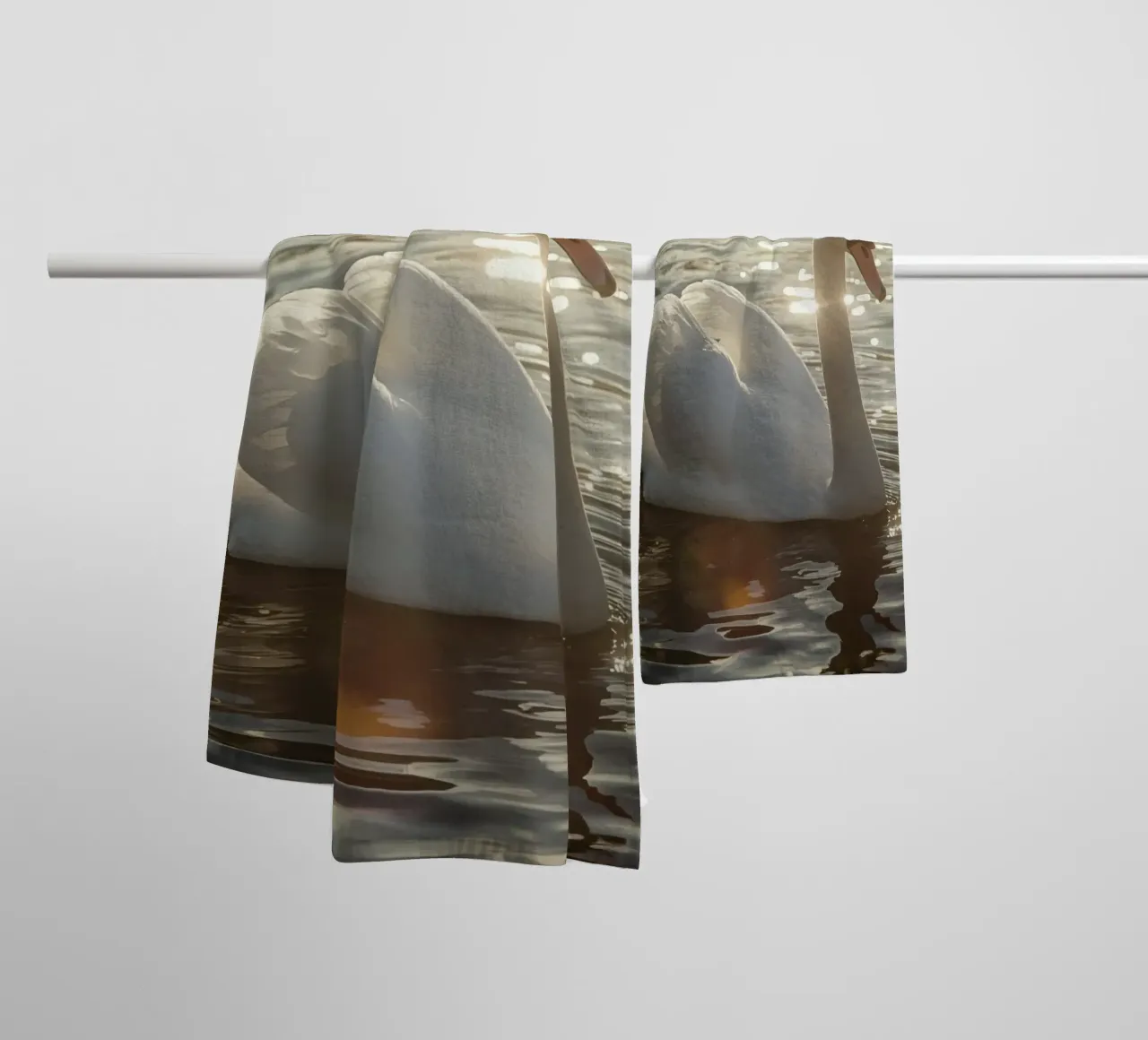 Cigno bianco sull'acqua con riflessi di luce solare asciugamano da bagno da DesignDoodle