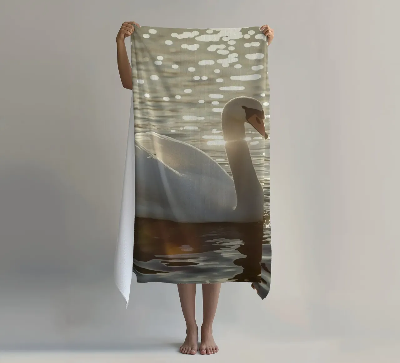 Cigno bianco sull'acqua con riflessi di luce solare telo mare da DesignDoodle