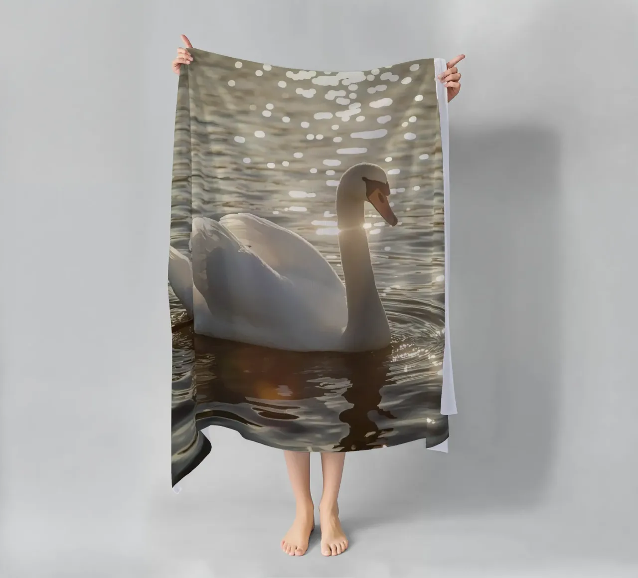 Cigno bianco sull'acqua con riflessi di luce solare telo mare da DesignDoodle