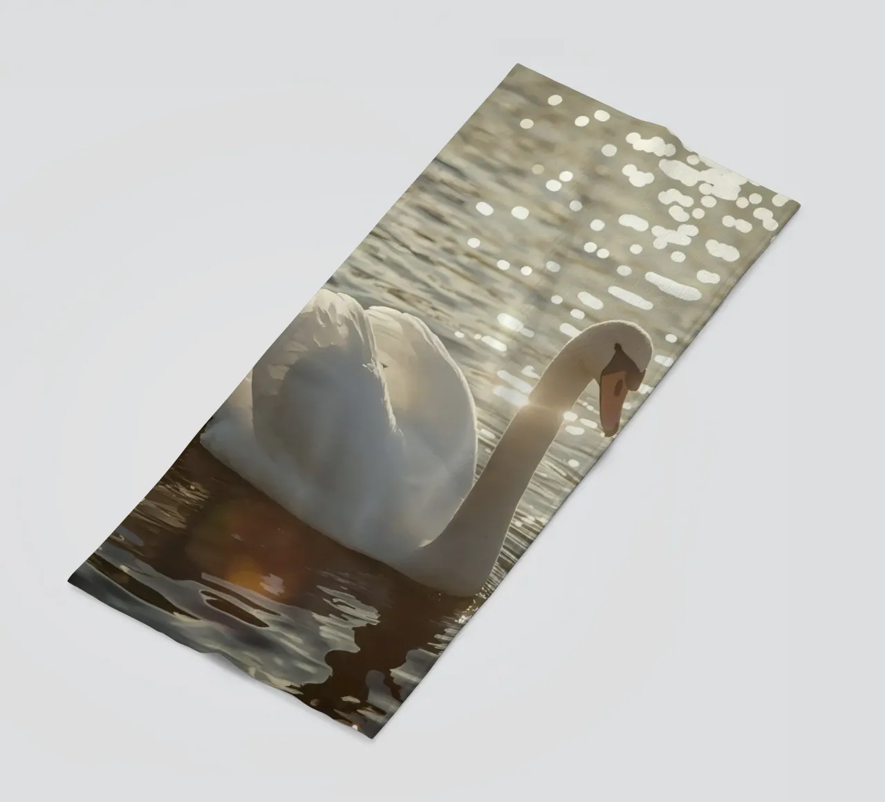 Cigno bianco sull'acqua con riflessi di luce solare telo mare da DesignDoodle