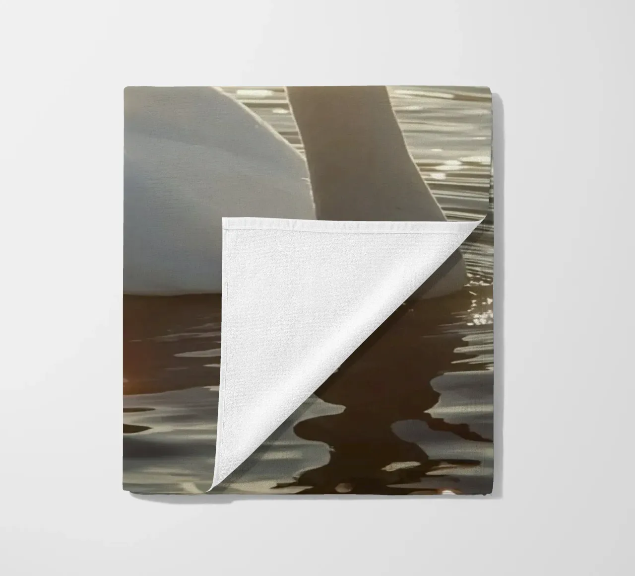 Cigno bianco sull'acqua con riflessi di luce solare telo mare da DesignDoodle