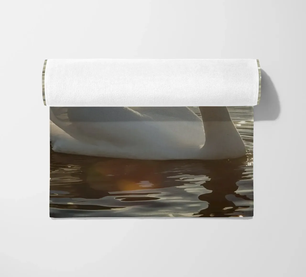 Cigno bianco sull'acqua con riflessi di luce solare telo mare da DesignDoodle