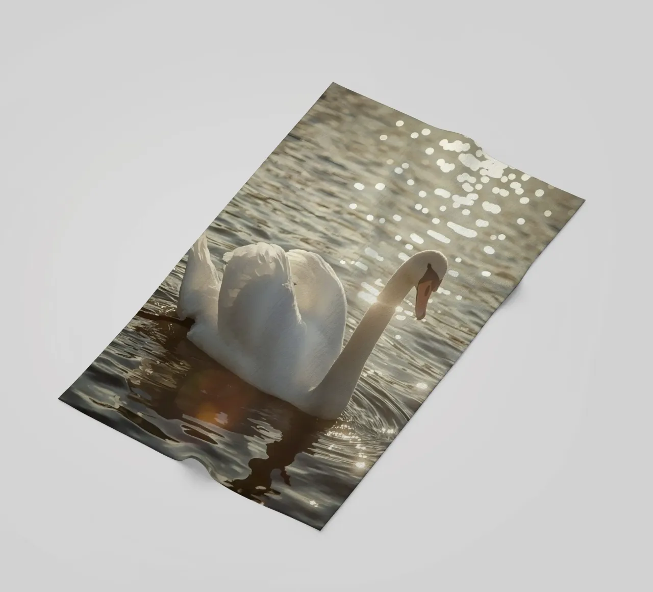 Cigno bianco sull'acqua con riflessi di luce solare telo mare da DesignDoodle