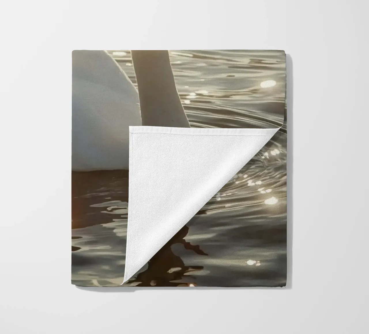Cigno bianco sull'acqua con riflessi di luce solare telo mare da DesignDoodle
