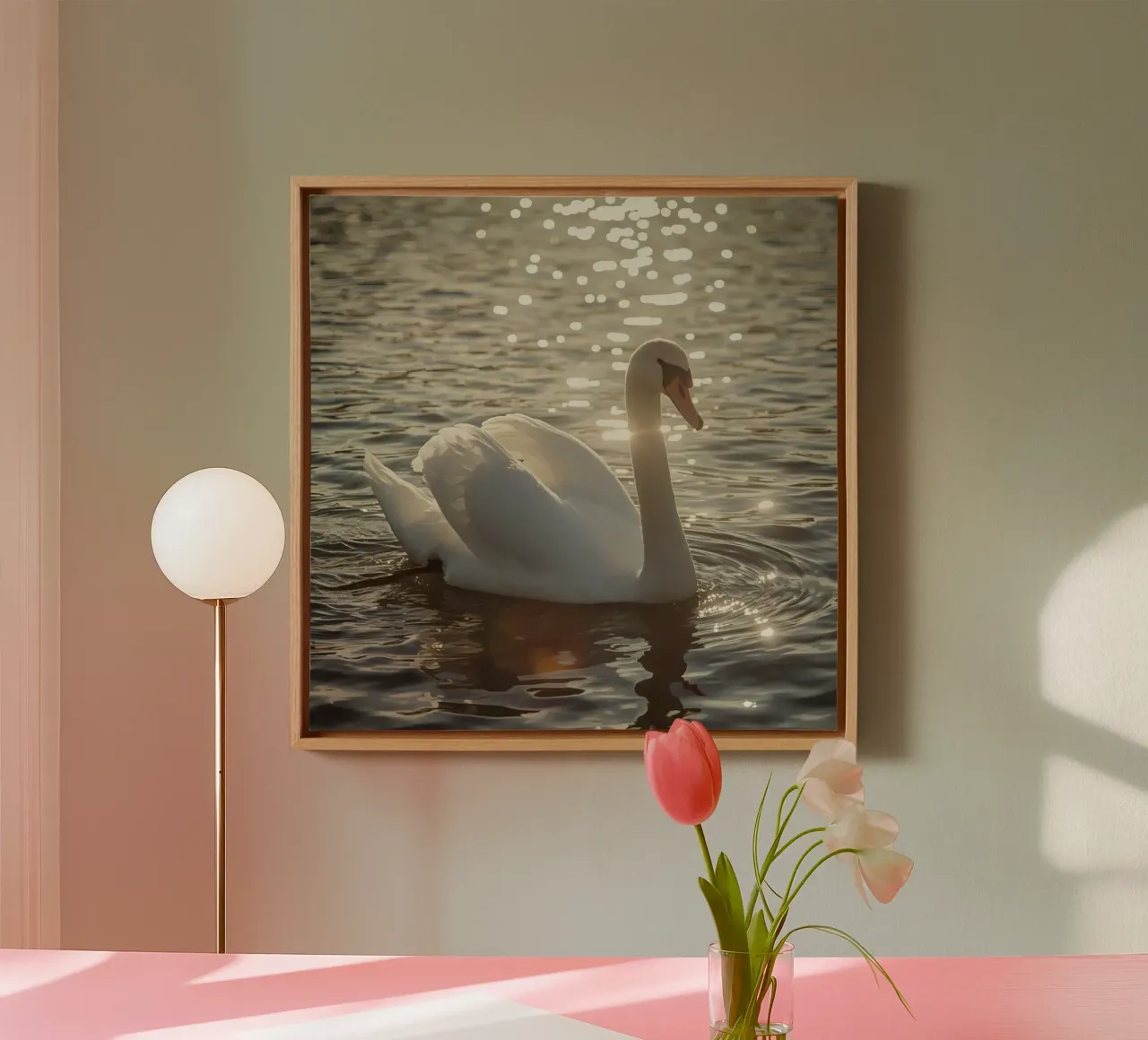 Cigno bianco sull'acqua con riflessi di luce solare tela con Cornice a cassetta da DesignDoodle