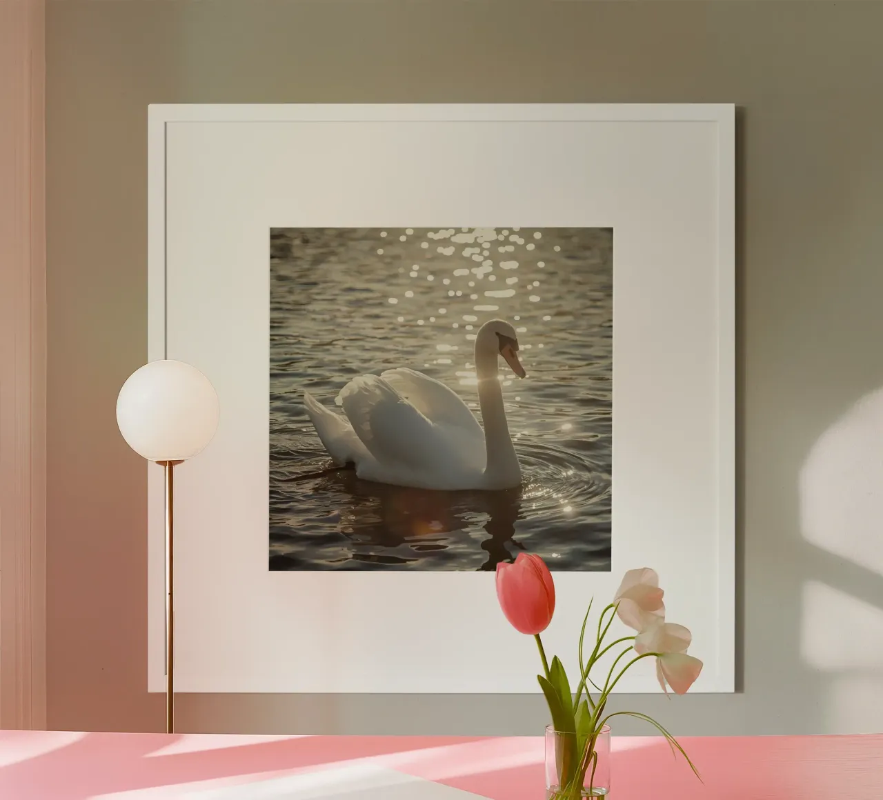 Cigno bianco sull'acqua con riflessi di luce solare poster con telaio in plastica da DesignDoodle